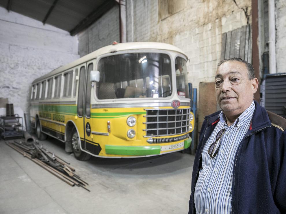 Ángel Brosed, delante de su autobús Nazar