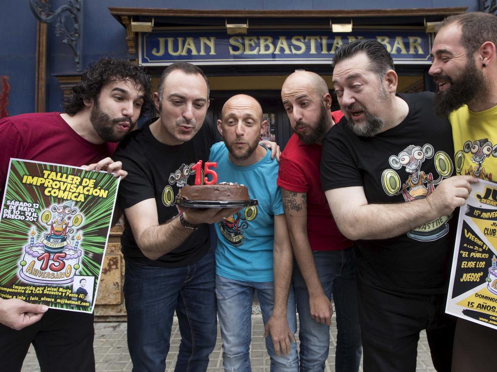 Los humoristas y miembros del Club Desastre Luisal Martu, Rafa Blancas, Óscar Sánchez, Diego Peña, Mariano Bartolomé y Jon Quílez.