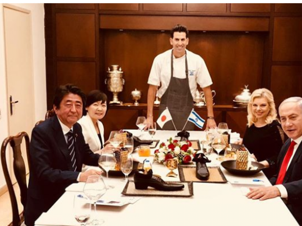 Imagen de la cena entre los representantes de Japón e Israel con los polémicos zapatos en la mesa