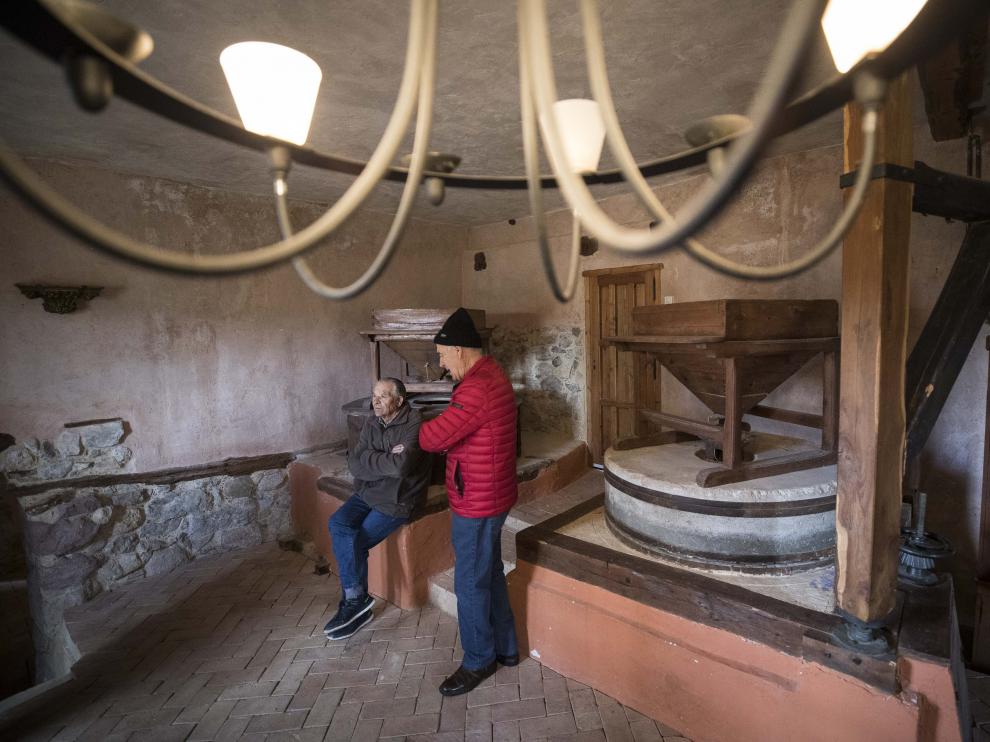 Jorge García y Julián Hernández, en el interior del Molino de Torrelacárcel.