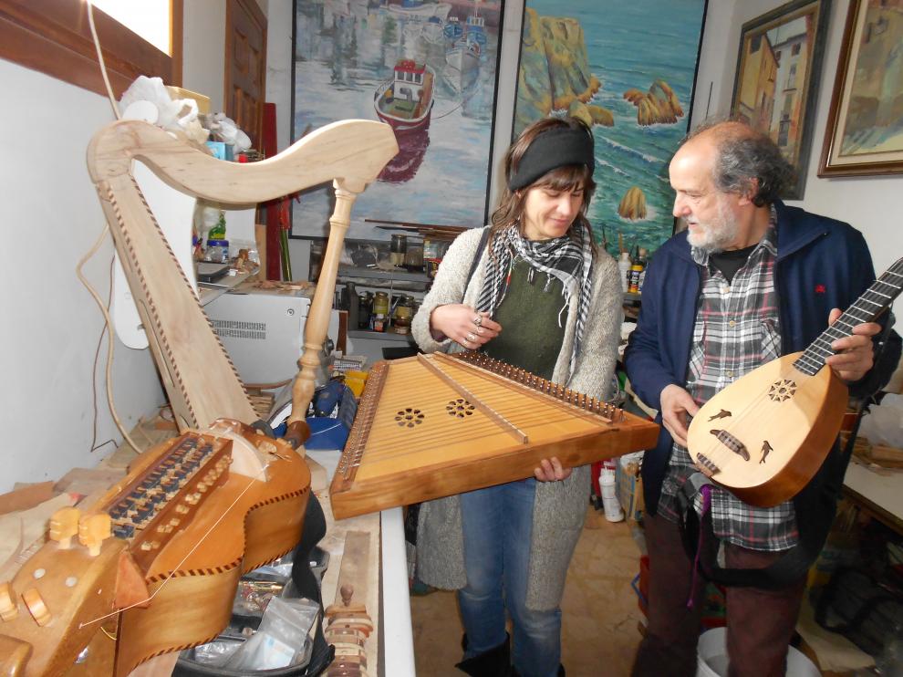 Delfín Laborda exhibe sus instrumentos musicales.