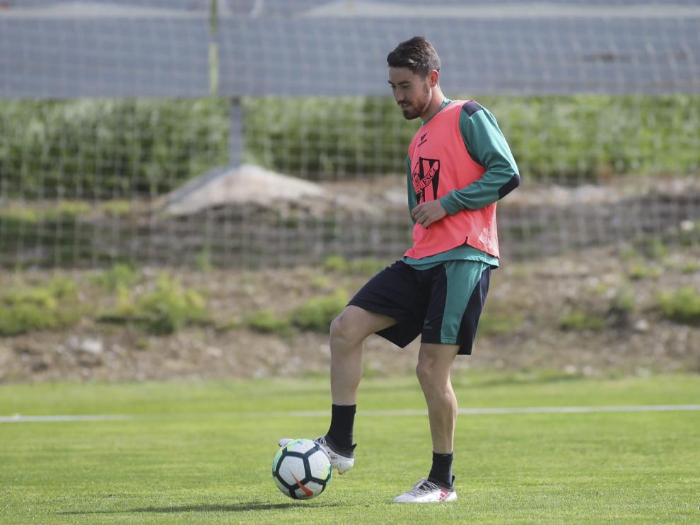El centrocampista alicantino Moi Gómez durante el entrenamiento de este jueves en el Instituto Montearagón.