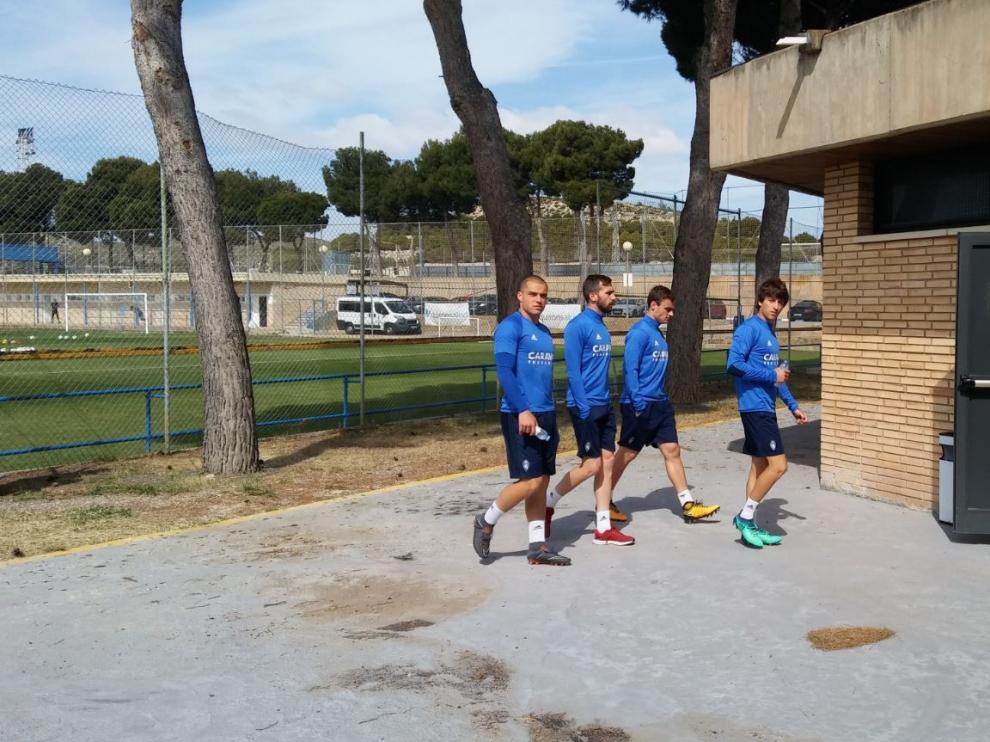 Pombo, Benito, Lasure y Delmás, camino de la sala de vídeo en el entrenamiento de este jueves.