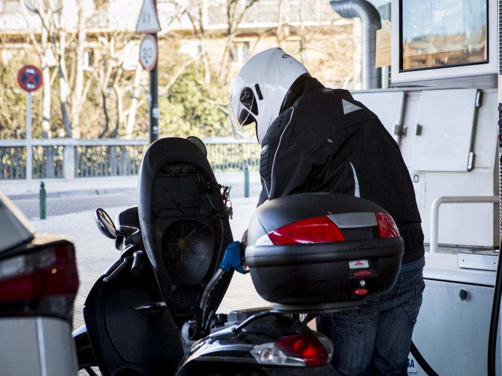 Un motorista reposta en una gasolinera.
