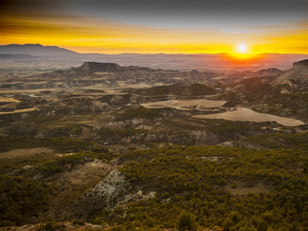 Vista panorámica de un atardecer en la Bardena Negra, una zona poco conocida que alberga una gran riqueza paisajística.