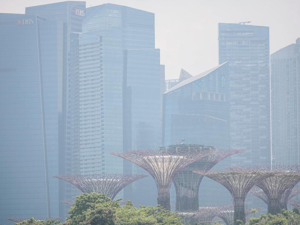 La zona financiera de Singapur, bajo la niebla.