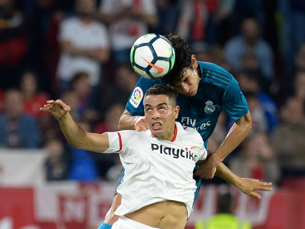 Vallejo disputa un balón con el sevillista Ben Yedder