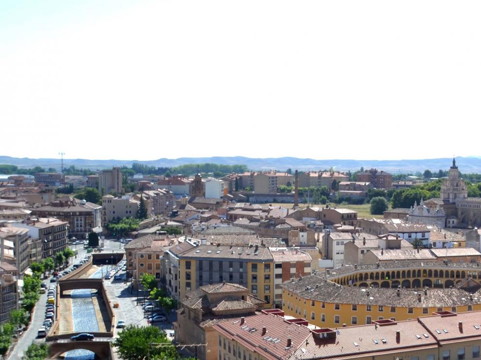 Vista panorámica de la localidad, con su singular Plaza de Toros Vieja y el río Queiles.