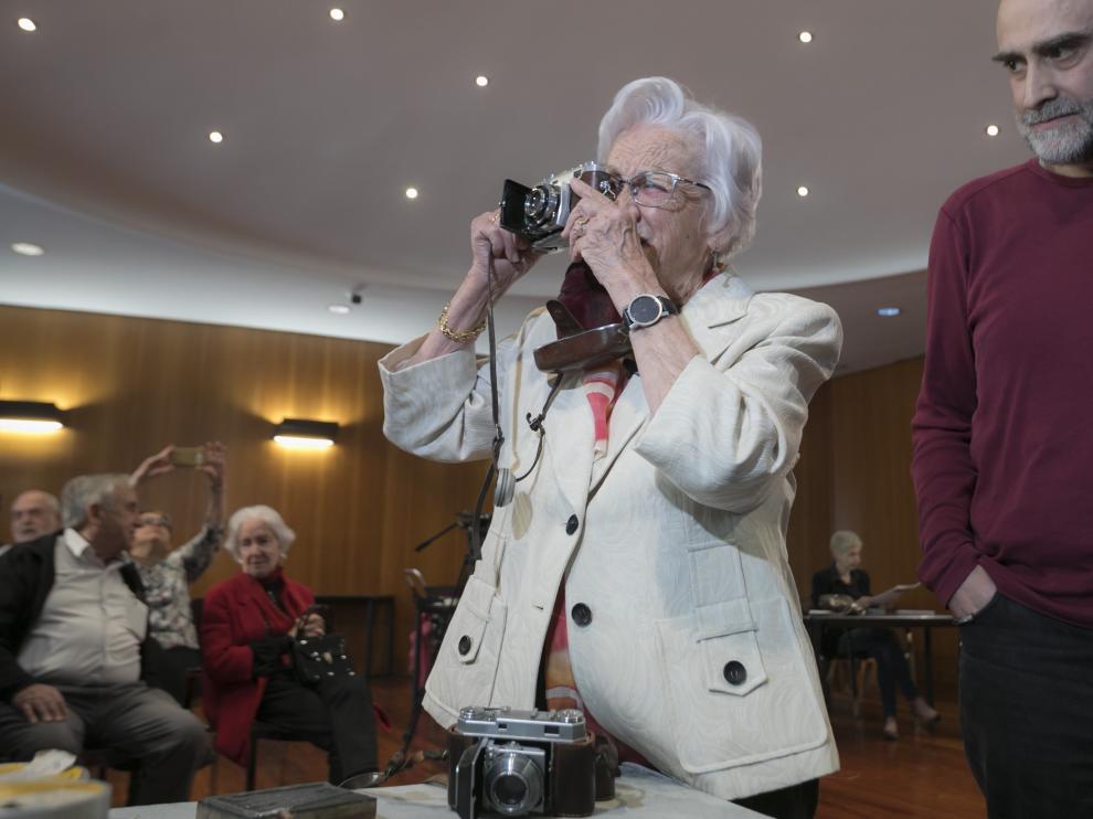Divina Campo, con una de sus antiguas máquinas fotográficas