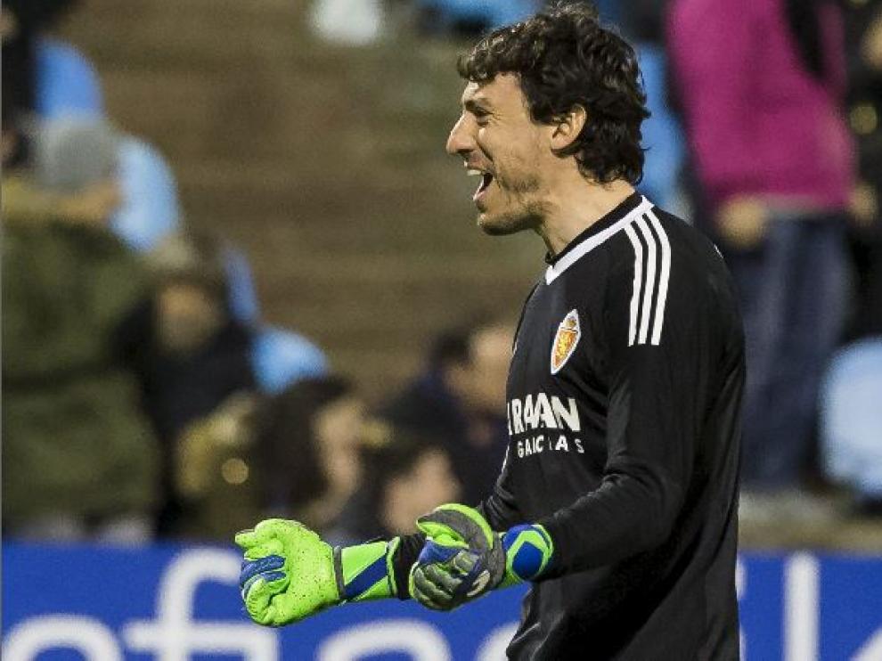 Cristian Álvarez celebra una victoria zaragocista.