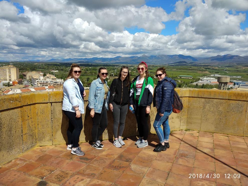 El grupo de alumnas aprovechó también para conocer la ciudad. En la imagen, en la Catedral de Huesca.