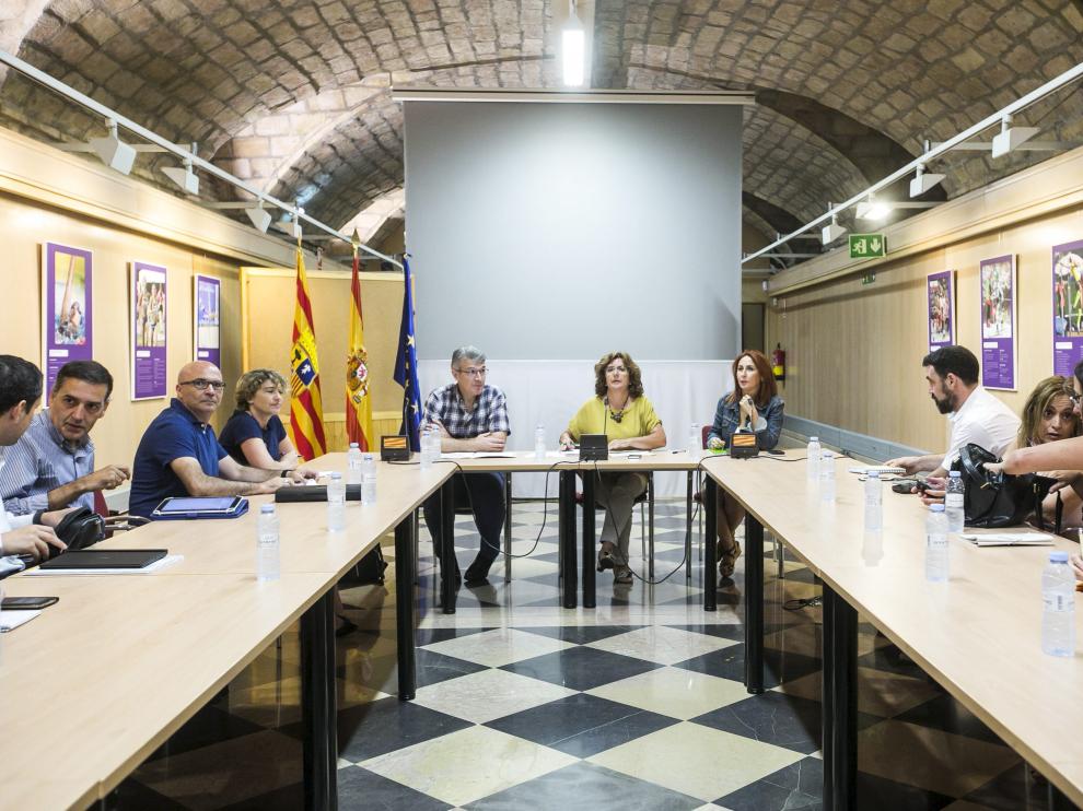 Primera reunión del Gobierno con las entidades sociales, en julio de 2015, para hablar de la renta básica