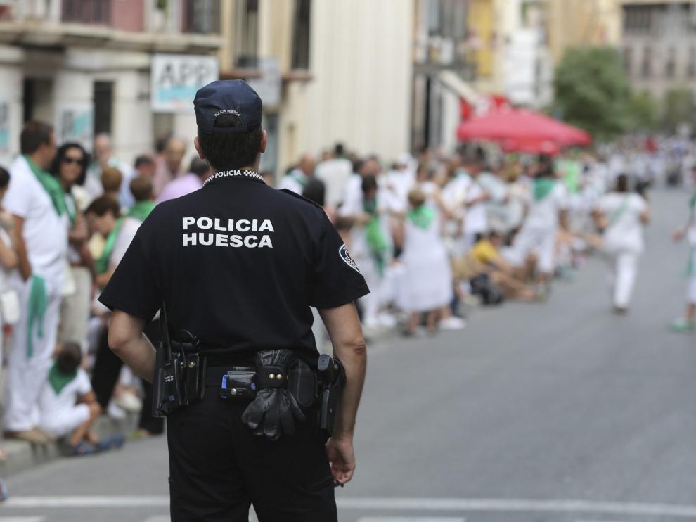 Un agente de la Policía Local de servicio durante las fiestas de San Lorenzo.