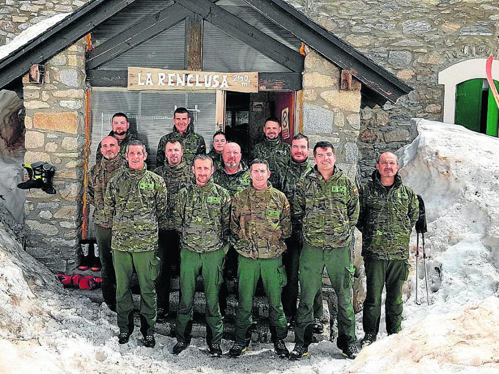 Los trece componentes de la expedición, en el refugio de la Renclusa de Benasque.