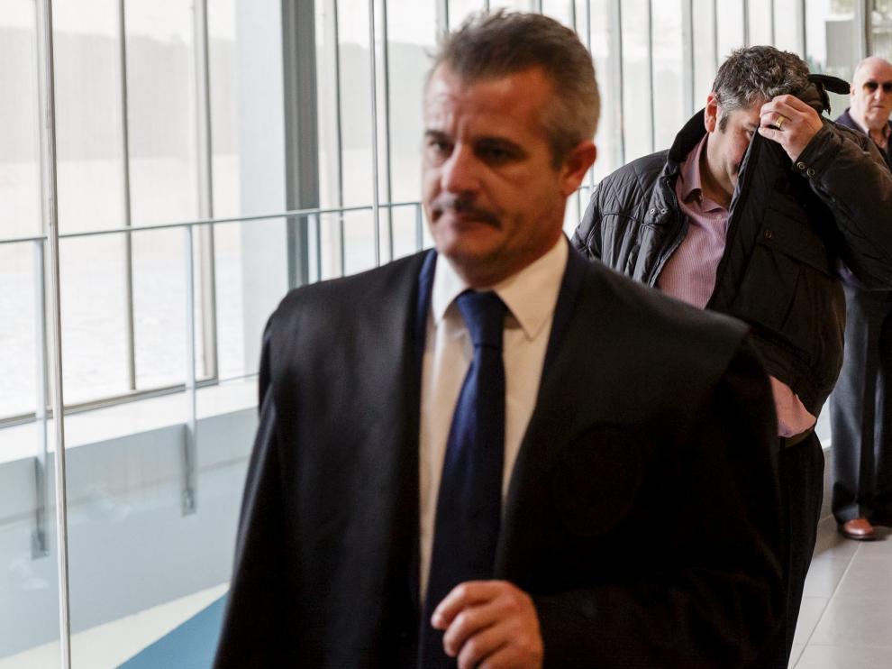 El acusado se tapó el rostro cuando accedía a la sala de vistas de la Audiencia de Zaragoza.