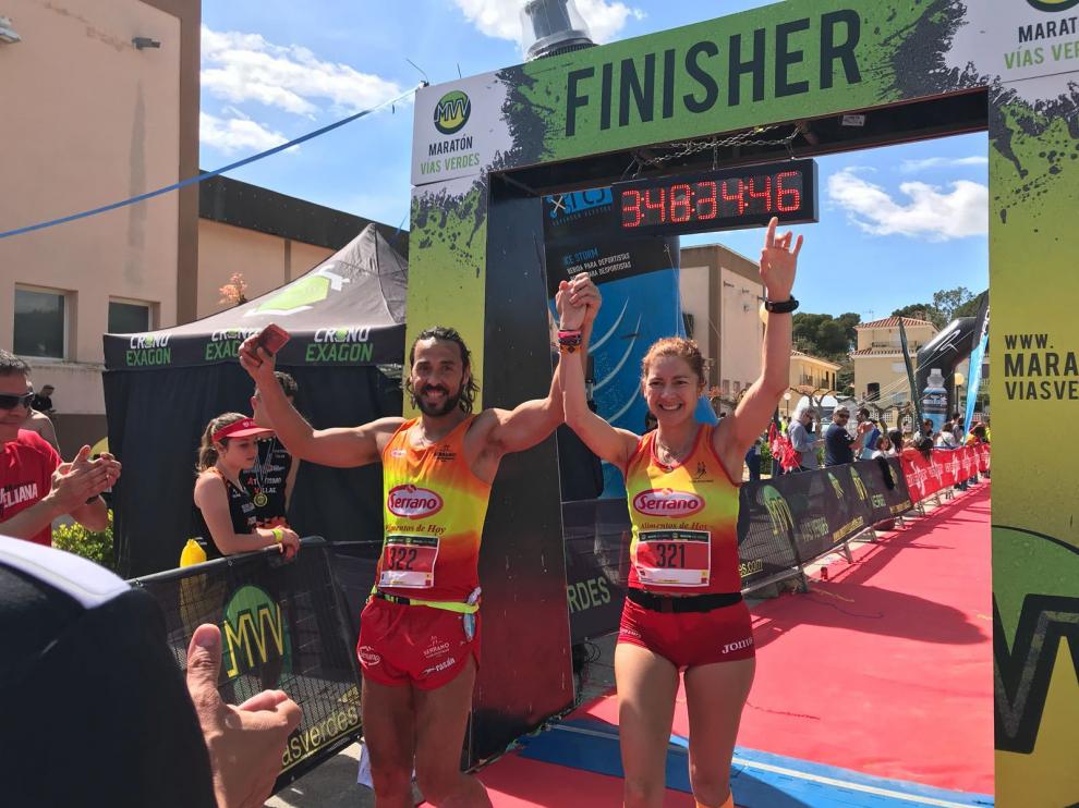Llegada de Natacha López y David Serrano en la maratón de Ojos negros.