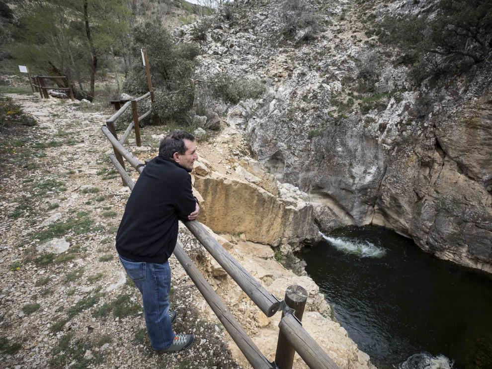 El alcalde Juan Ramón Cardo, en la zona remozada del barranco de la Hoz.