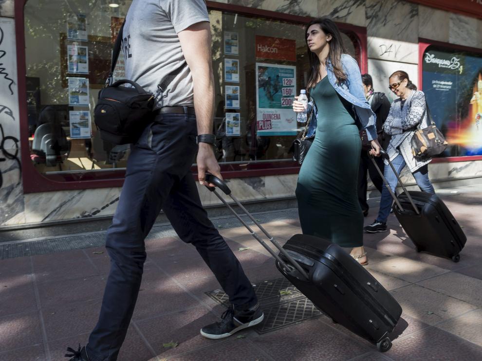 Escaparate de una agencia de viajes del centro de la capital aragonesa