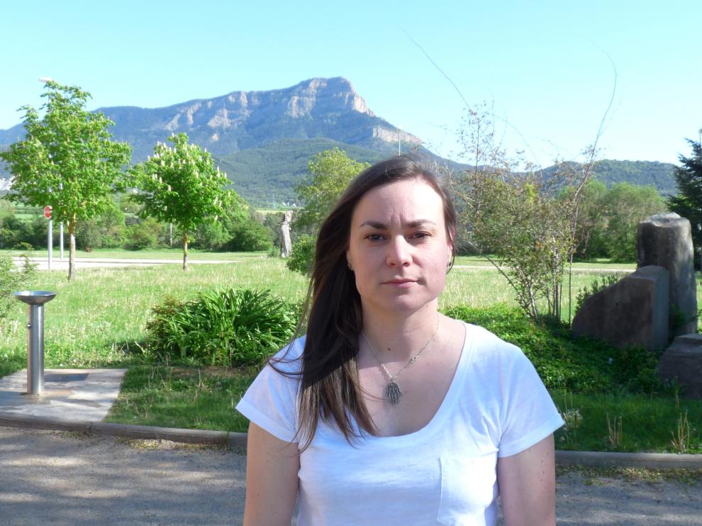 María Pilar Araguás, en Jaca, con la peña Oroel al fondo.