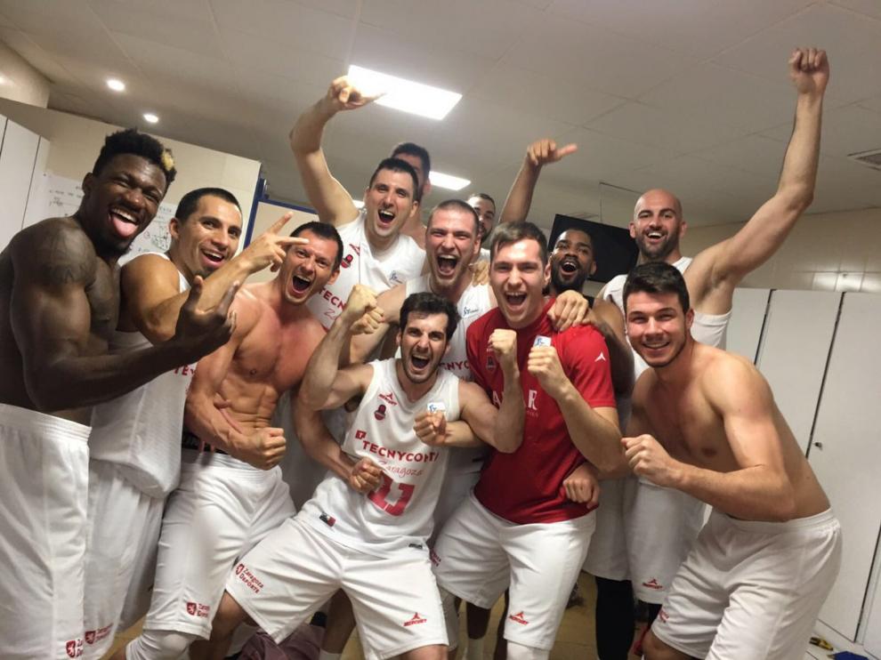 Celebración de los jugadores en el vestuario.