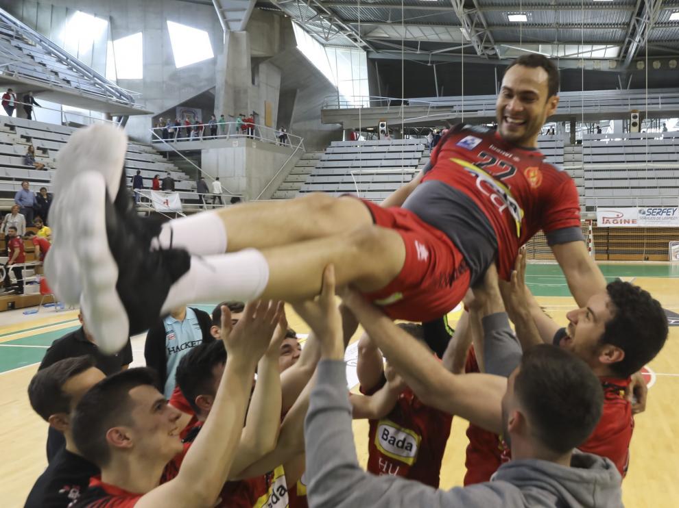 Los jugadores del Bada Huesca mantean a Dijá, que no seguirá el próximo año.