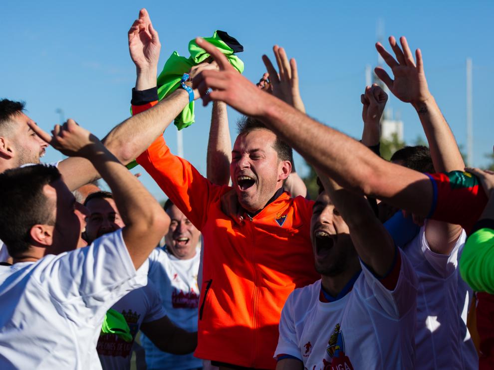 Fútbol. Tercera División. Alegría entre los miembros del Teruel tras acabar en primera posición en la liga regular.