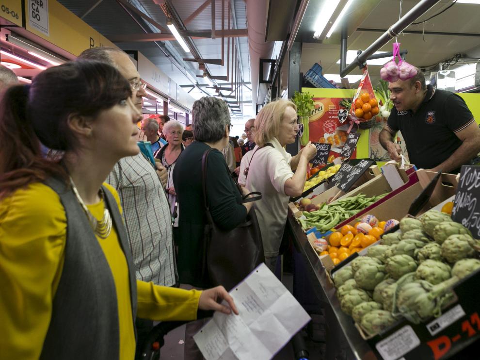 El sábado por el mañana es el momento de más ventas en el mercado provisional.