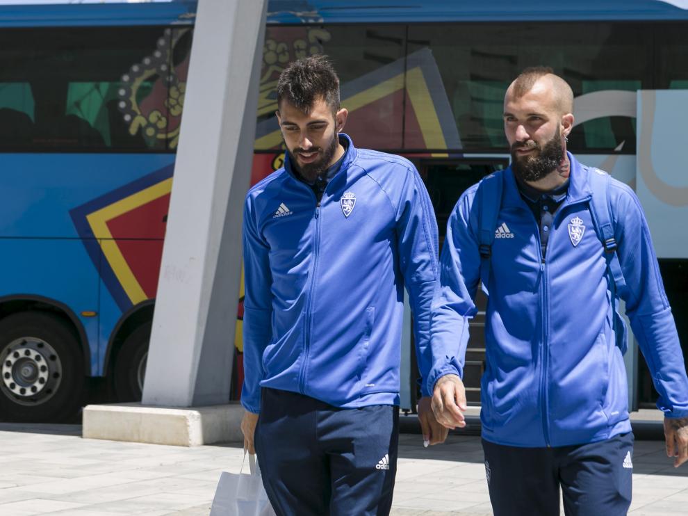 Borja Iglesias y Ángel, momentos antes de salir hacia Cádiz.