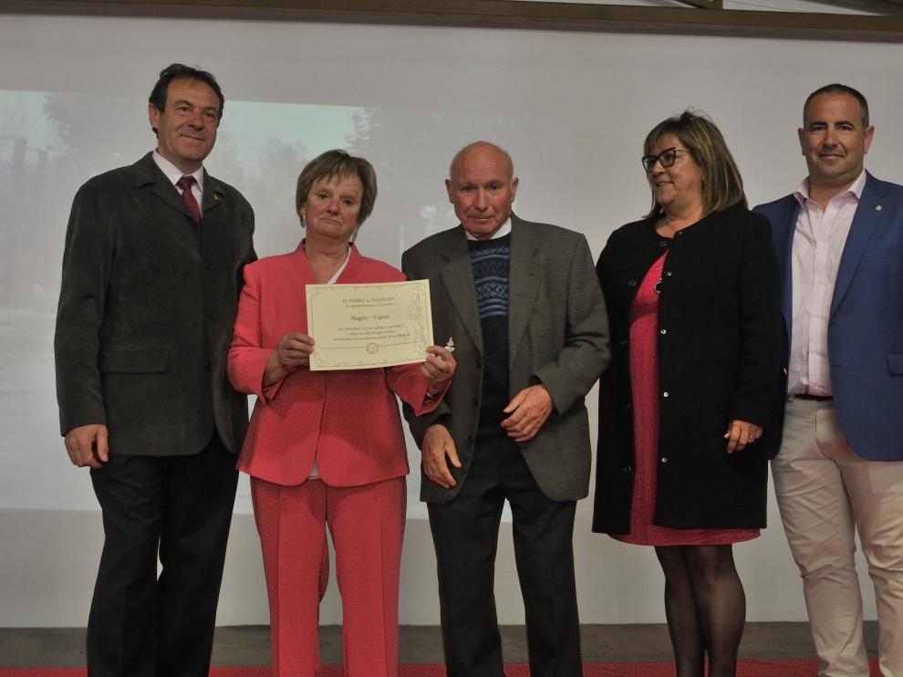 La familia Alagón Ciprés muestra su diploma como colonos junto al alcalde de Almudévar, Antonio Labarta, la vicepresidenta de la DPH, Elisa Sancho y el diputado provincial Joaquín Monesma,