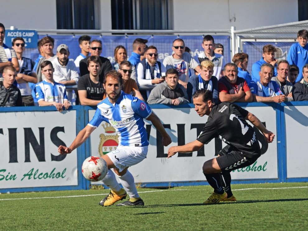 Teo Tirado, del Ebro, trata de defender a un rival del Atlético Baleares.
