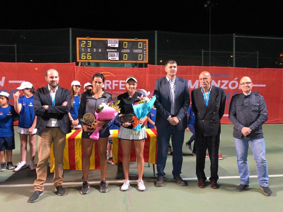 Autoridades y patrocinadores junto a las dos finalistas del Torneo Conchita Martínez de Monzón.