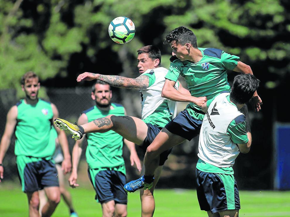 Chimy Ávila y Juan Aguilera en una disputa área durante un entrenamiento de esta semana en el IES Pirámide.