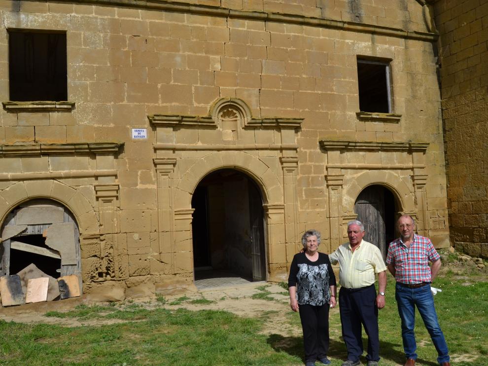 Carmen Samatán, José Cortés y el alcalde Jesús Gay, en la ermita de Los Bañales.
