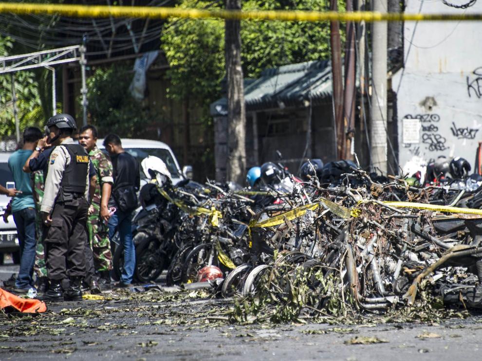Restos de uno de los atentados en Surabaya.