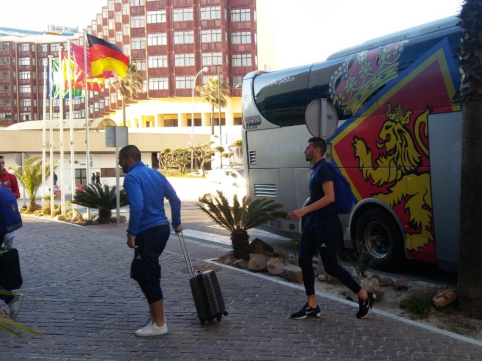 La expedición del Real Zaragoza, a la llegada al hotel de Cádiz este domingo a las 20.40.