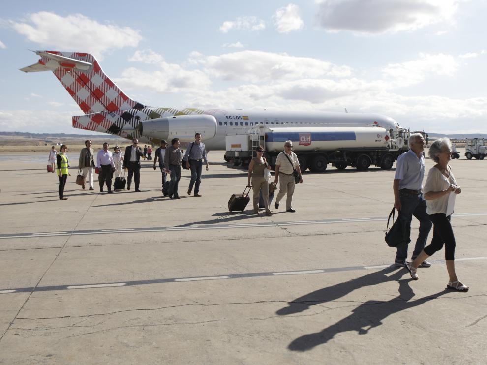 Un avión de Volotea, estacionado en la plataforma del aeropuerto de Zaragoza.
