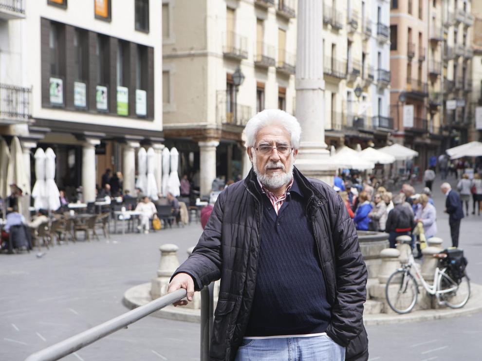 Manuel Gimeno, portavoz de la plataforma ciudadana Teruel Existe, en la concurrida plaza del Torico.
