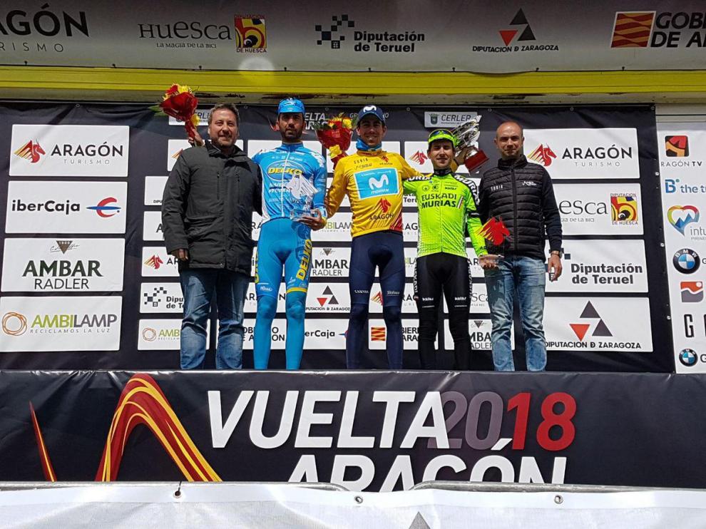 Jaime Rosón, en el centro, tras ganar la Vuelta a Aragón 2018.