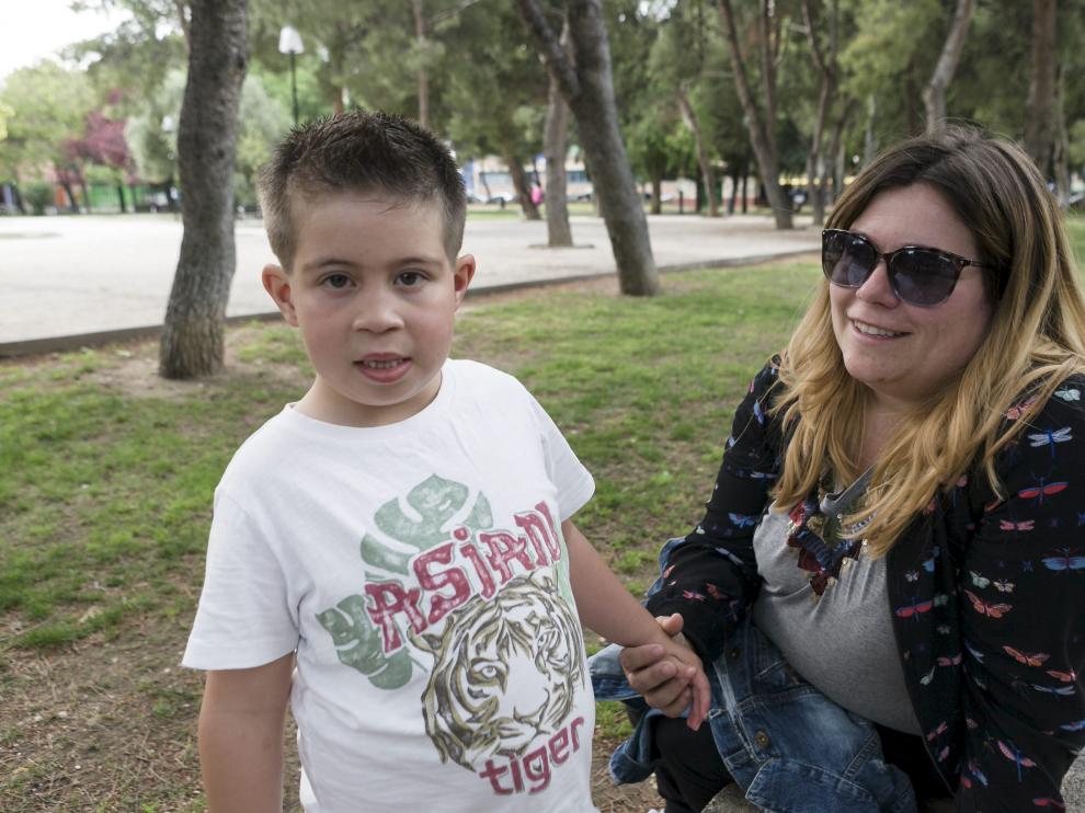 Sara Berdejo, con su hijo Quique, de 6 años, en María de Huerva, donde vive la familia.
