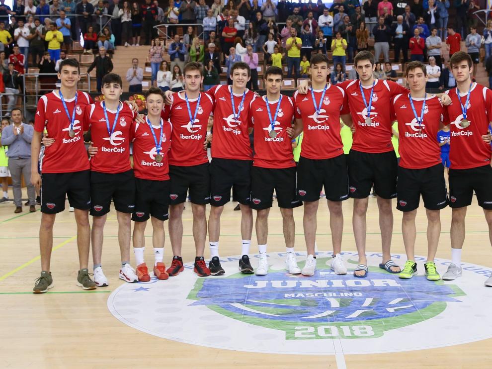 Protagonistas del Basket Zaragoza (de izda. a dcha.): Vit Krejci, Carlos Alocén, Jaime Fernández, Santiago Calvo, Jaime Pradilla, Jorge Lázaro, Raúl Lobaco, David Corrales, Ander Urdiain, Jorge Sánchez, Miguel Delgado, Carlos Iglesias, Jon Novo y Ana Mermejo. Faltan Álvaro Martínez y Aitor Etxeguren.