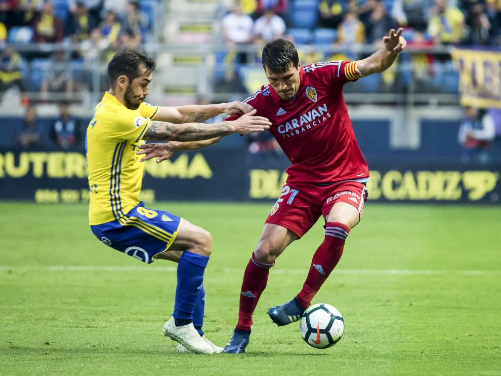 Zapater, con el balón, en el Cádiz-Real Zaragoza.