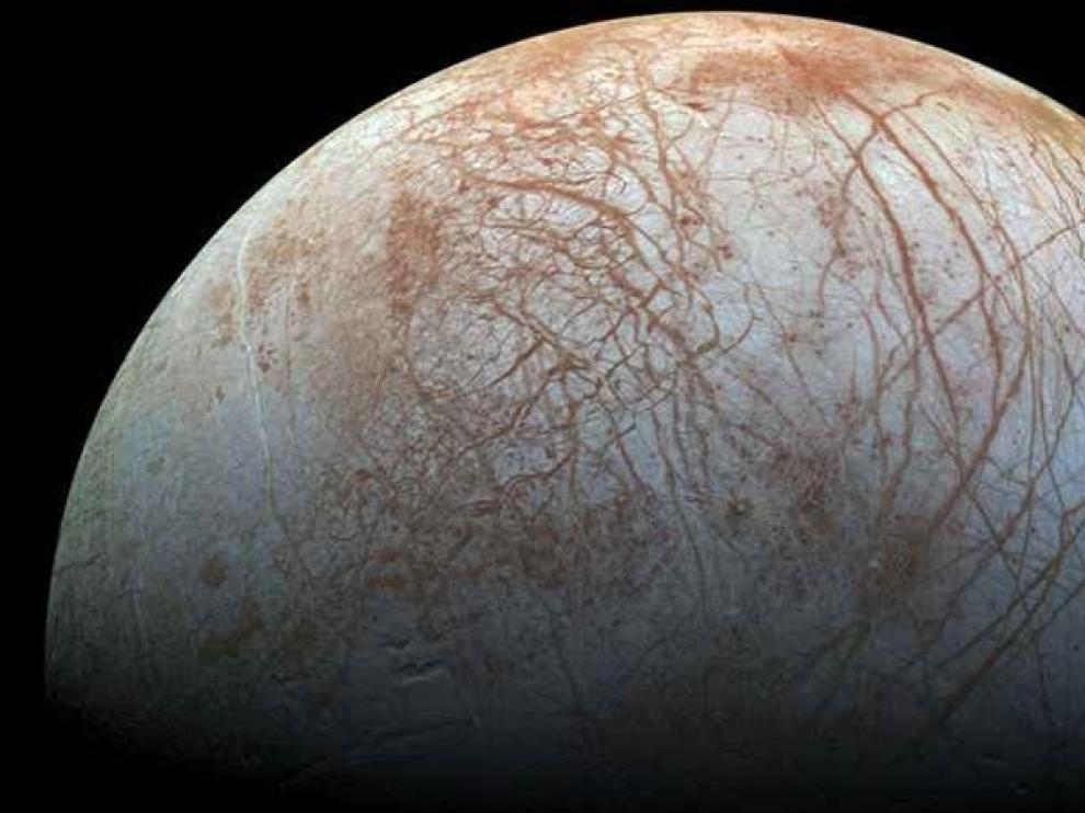 Imagen de la superficie del satélite Europa de Júpiter, que podría reunir las condiciones para sustentar vida.