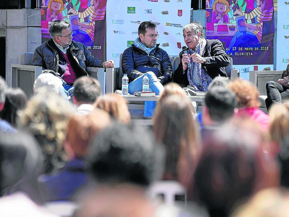 José Calvo Poyato, Javier Sierra, José Luis Corral y el director de Cultura de la DGA, Escuin, en la feria.