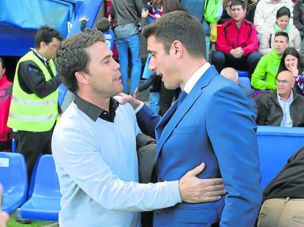 Rubi y Julio Velázquez, entrenador del Alcorcón, se saludan antes del choque.