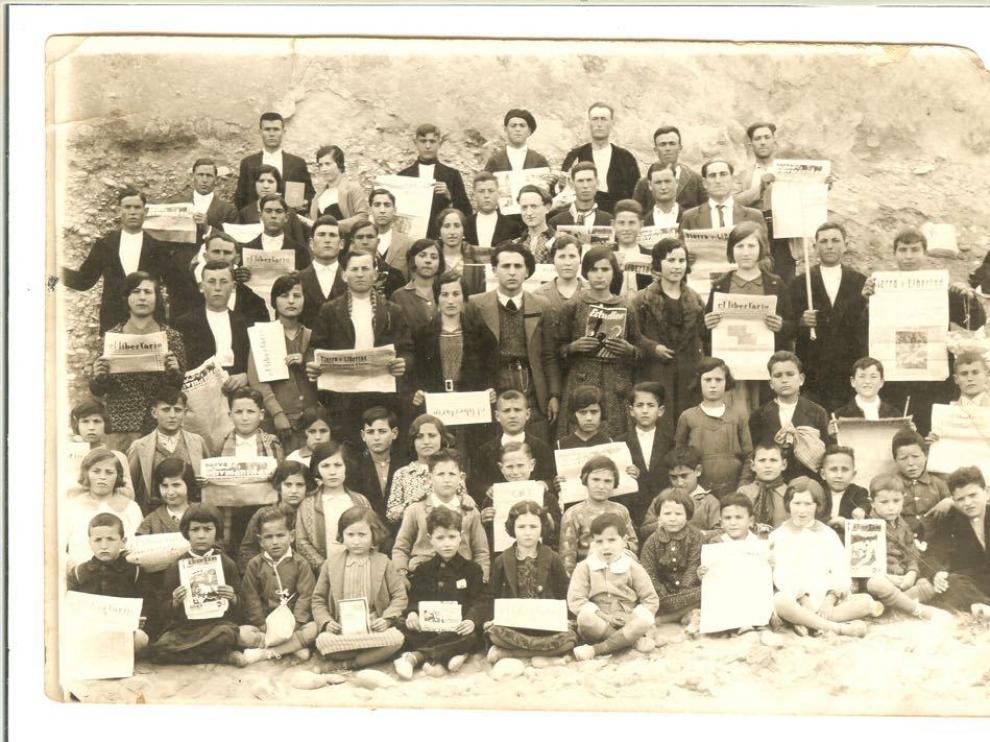 Los alumnos de la escuela racionalista de Mas de las Matas posan en 1933.