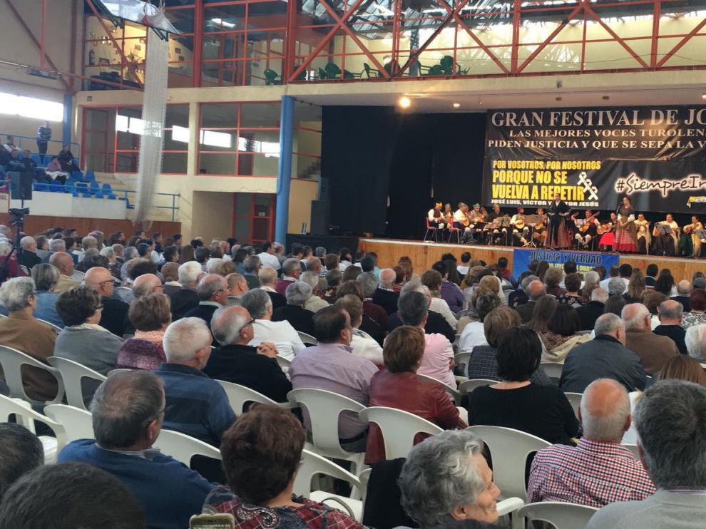 El polideportivo de Andorra, lleno a rebosar para escuchar el recital de jota.