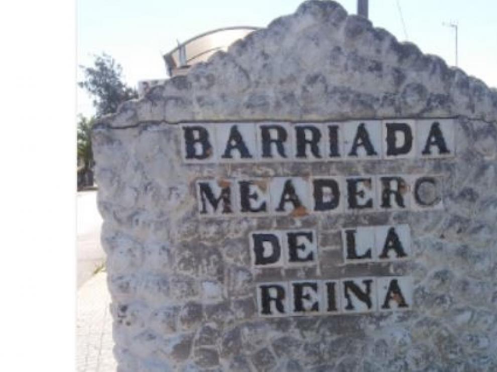 Letrero anunciador de la entrada al barrio del Meadero de la Reina, en Puerto Real (Cádiz), donde se ubica la Ciudad Deportiva del club gaditano donde se entrenó este lunes el Real Zaragoza.