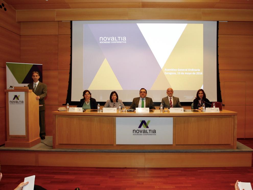 Aprobación de resultados en la asamblea general de Novaltia en Zaragoza. En el atril, Fernando Castillo, director general de Novaltia. Y en la mesa, de izquierda a derecha, Carmen Velilla, interventora; M.ª Gabriela Zazu, vicepresidenta; Miguel Ángel Artal, presidente; Marciano Alfonso, secretario; y Ángels Angoitia, tesorera.