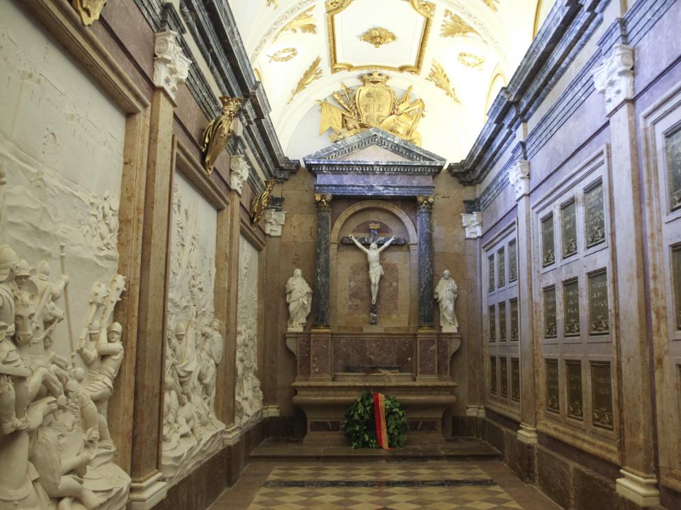 Un monumento excepcional. Además de su importancia histórica y monumental, el monasterio de San Juan de la Peña es el panteón más destacado del Reino de Aragón. Es el lugar donde tradicionalmente han descansado los restos de algunos monarcas de origen navarro que reinaron en Aragón, los primeros condes aragoneses, y Ramiro I, Sancho Ramírez y Pedro I, junto a sus esposas.