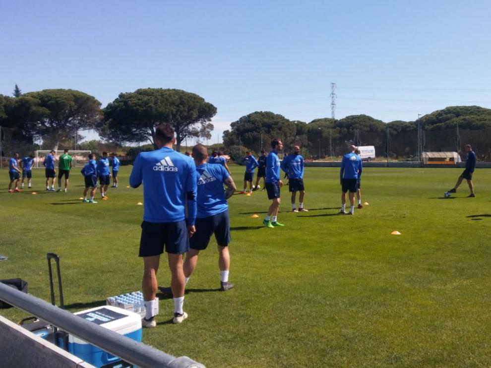 El Real Zaragoza, durante el entrenamiento de este lunes en la Ciudad Deportiva del Cádiz, en Puerto Real.
